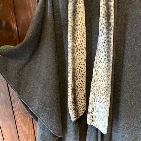Grey Fleece & Faux Fur Animal Leopard Print Amanda Smith Cape Coat - Picture 4 of 4
